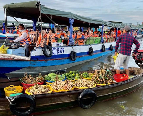 관광객들에게 과일파는 배 @뉴스코리아 이웅연 특파원
