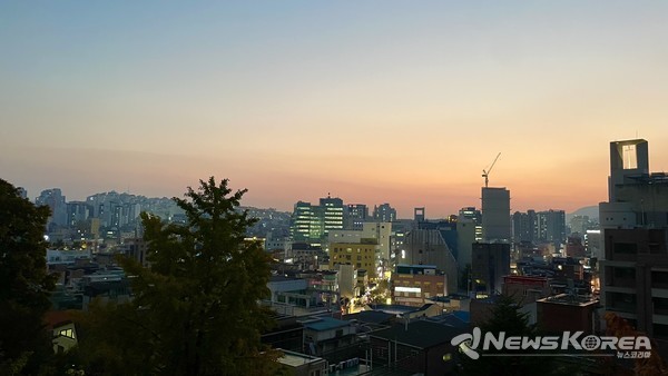 성신여자대학교 아래로 돈암동 일대의 풍경이 한눈에 내려다 보인다. @뉴스코리아 차서경 기자