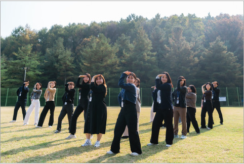 10월 30일 경기도 성남시에 위치한 코이카 본부에서 코이카 직원들이 ODA Song 댄스챌린지에 참여하고 있다. @코이카 제공