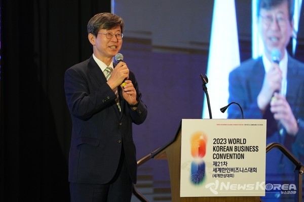이기철 재외동포청장이 21차 세계한인비즈니스대회에서 인사말을 하고 있다. @재외동포청 제공