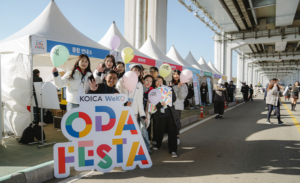 코이카가 서울반포한강공원 잠수교에서 공적개발원조(ODA)와 유엔 지속가능발전목표(SDGs)를 홍보하기 위해 개최한 ‘ODA 페스타’에서 코이카 글로벌 서포터스 위코 5기가 단체로 ODA Song 댄스챌린지를 선보이고 있다. @코이카 제공