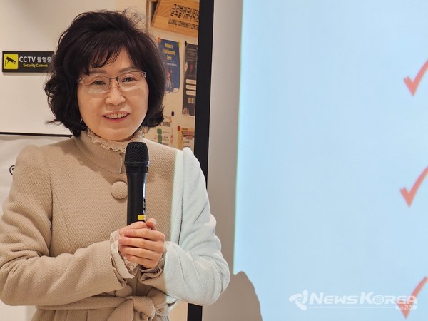 윤연한 천안시 다문화가족지원센터장이 참석자들에게 인사말을 하고 있다. @뉴스코리아 최신 기자