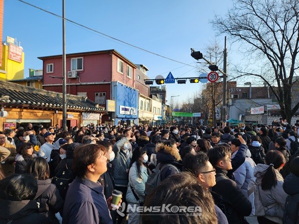 시험종료시각이 되자 학부모와 지인들이 서울 종로구 명륜동에 위치한 성균관대학교 교문 앞을 가득 메웠다   @뉴스코리아 허승규 기자