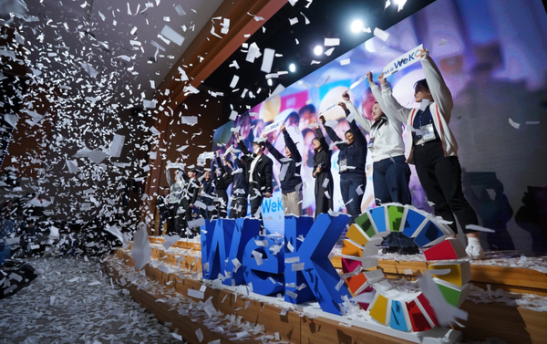  경기 성남시 코이카 본부에서 개최된 코이카 글로벌 서포터즈 위코(WeKO) 5기 성과공유회 ‘피날레 쇼(Finale Show)’에서 위코 5기가 축하 공연단과 함께 무대에서 세리머니를 선보이고 있다