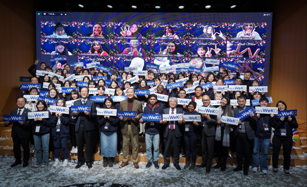 코이카 글로벌 서포터즈 위코(WeKO) 5기 성과공유회 ‘피날레 쇼(Finale Show)’에서 위코 5기가 단체 사진을 촬영하고 있다