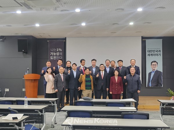 김정기 석좌교수의 출판기념회 이후 이어진 북토크, 참여한 인사들과 기자들이 기념사진 촬영을 하고 있다.@뉴스코리아 신예지 기자