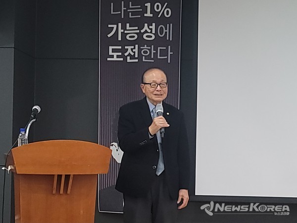 김정기 시티넷 대표의 출판기념회에서 유종하 전 외무부장관이 축사를 이어가고 있다.@뉴스코리아 신예지 기자