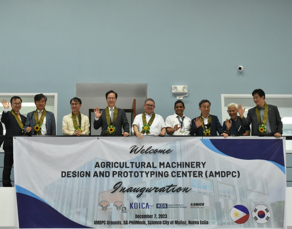  필리핀 누에바 에시아주에서 개최된 농기계현대화센터 준공식에서 기념 촬영을 하고 있는 참석자들. 왼쪽부터 문상원 코이카 동남아시아2실장, 김은섭 코이카 필리핀사무소장, 이상화 주필리핀 한국 대사, 이윤영 코이카 이사 @코이카