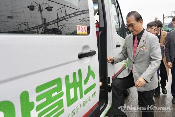 박상돈 시장이 직접 콜버스에 탑승을 하고 있다. @뉴스코리아 최신 기자