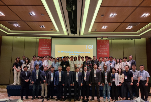 ‘ICONI 2023’ 만찬에서 참석자들이 단체 기념 촬영을 하고 있다