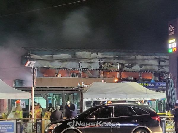 어젯밤 충남 서천군 서천읍 서천특화시장에서 발생한 화재 현장 @뉴스코리아 이수진 기자