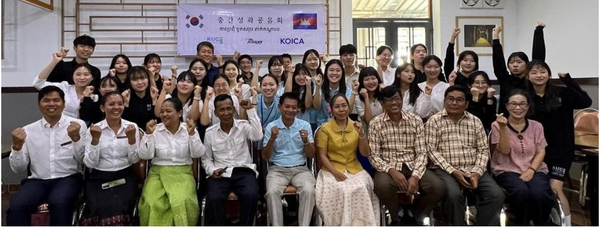 2023년 11월 15일 2023-2024년 코이카 청년중기봉사단 ‘환경’ 분야 봉사단원들이 캄보디아에서 중간성과공유회를 마치고 단체사진을 촬영하고 있다. @코이카