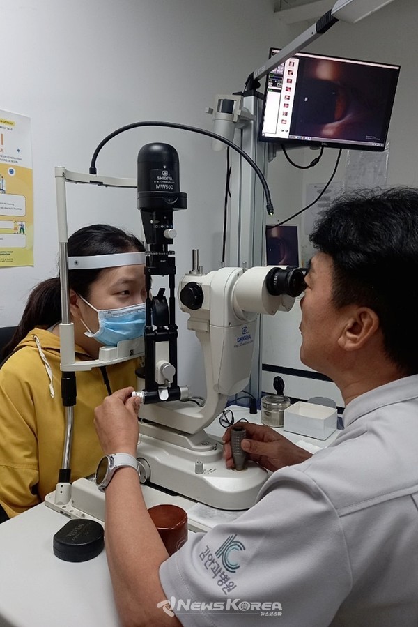 선명한 눈을 통해 세상을 바라보며 긍정적인 에너지를 전달하는 김안과다솜병원 베트남이 우리금융과  미래세대에게 빛을 선물한다   @우리금융