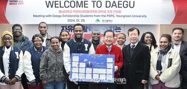 홍준표 대구시장, 박정희새마을대학원 이병환 원장, 유학생 대표, 관계자 등이 기념촬영을 하고 있다   @대구광역시