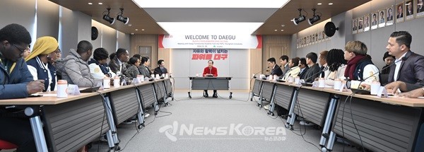 대구광역시는 개도국 빈곤 문제 해결을 위한 공적개발원조(ODA)의 일환으로 새마을운동 전문 인재 양성사업을 추진해 38개국 180명의 새마을개발 전문가와 글로벌 리더를 배출했다. 간담회에 참여중인 홍준표 대구시장   @대구광역시