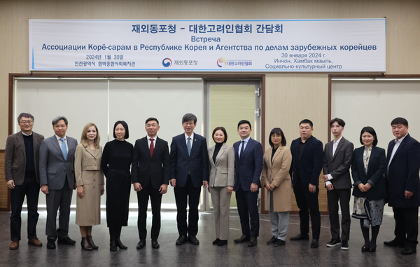 (왼쪽부터)손정진 협회고문,김민철 재외동포정책국장,안 안나 인천지부장,정영순 집행위원장,노송달 회장,이기철 청장,채예진 부회장,이 미하일 서울지부장,임 나탈리아 사무국장,박 뱌체슬라브 협회상공인 연맹,안 다니엘 협회청년회장,정선호 이주러시아동포과장,함 예브게니 충북지부장 @재외동포청 제공