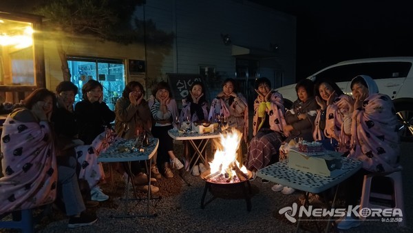 여성전용 커뮤니티를 통해 여행지에서 만난 중년 여성들 @바바그라운드 제공