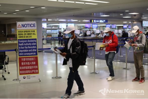 필리핀 국적 계절근로자가 입국심사장으로 들어서고 있다. @뉴스코리아 이창호 기자