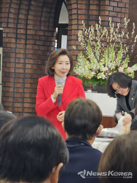 니경원 국민의힘 전 원내대표가 신년 떡국대토론회에서 인사말을 하고 있다. @뉴스코리아 최신 기자