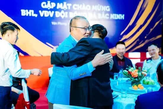 박항서 베트남 국가대표팀 전 감독이 박닌 FC 수석 고문직을 합의했다.  @사진 박닌FC