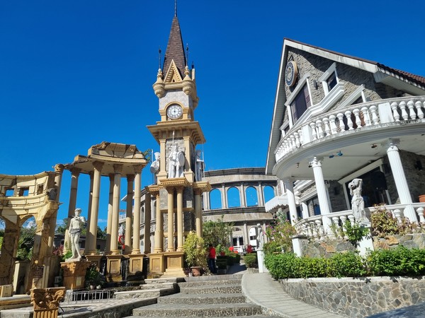구름한점 없는 필리핀 맑은 하늘과 건축물들이 아름다운 조화를 이루고 있다 @뉴스코리아 이창호 특파원
