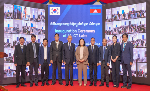 14일(현지시간) 캄보디아 동부에 위치한 캄퐁참 주(州) 지역교사양성센터에서 개최된 ‘코이카 ICT 실습실 개소식’에서 낫 분로언(Nath Bunroeun) 캄보디아 교육청소년체육부 차관(가운데 좌측), 최문정 코이카 캄보디아사무소장(가운데 우측) 등 주요 인사들이 기념사진을 촬영하고 있다. @코이카