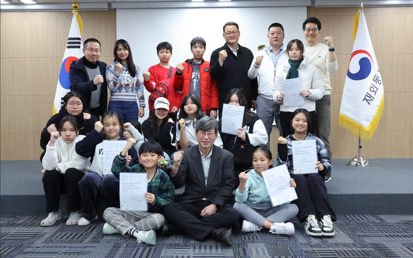 이기철 재외동포청장(아래 가운데),한베가족협회 대표및 한베가족 자녀@재외동포청