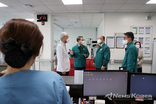 고기동 행정안전부 차관이 28일 오후 충청남도 천안의료원을 찾아 응급실 및 중환자실 등 의료진들의 연장근무에 따른 애로사항을 청취하고 비상진료체계 현황을 점검하고 있다. @행정안전부 제공