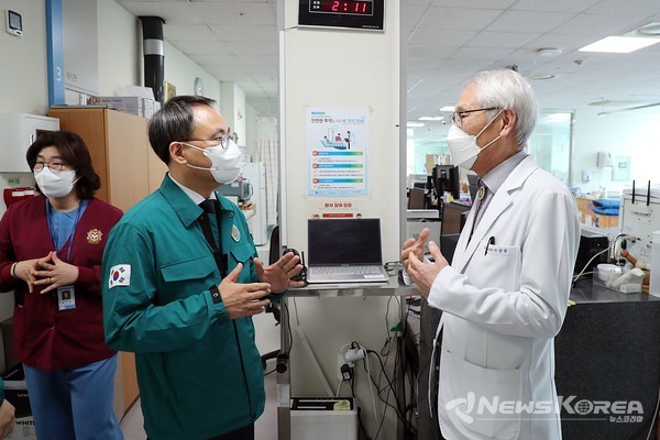 고기동 행정안전부 차관이 28일 오후 충청남도 천안의료원을 찾아 응급실 및 중환자실 등 의료진들의 연장근무에 따른 애로사항을 청취하고 비상진료체계 현황을 점검하고 있다. @행전안전부 제공