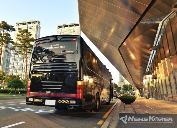 게스트하우스와 버스가 일체형으로 제공되는 외국인 전용 랜덤투어 @뉴스코리아 백요훈 기자