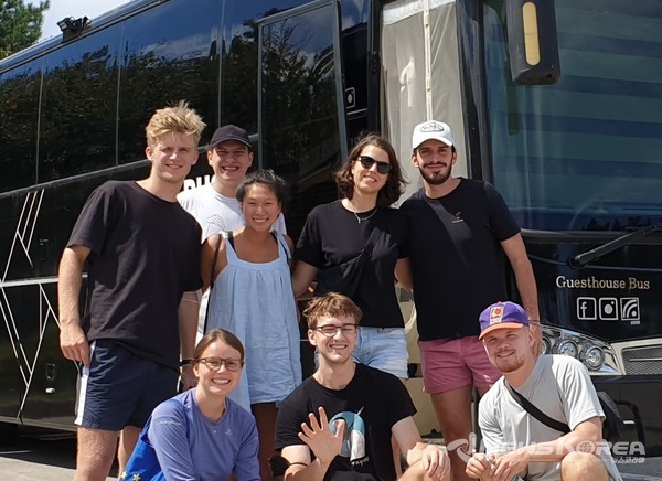 랜덤투어 버스 외국인 이용자들 @뉴스코리아 백요훈 기자