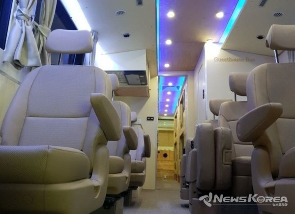 10명 전용 좌석과 뒷쪽에 침실 공간 @뉴스코리아 백요훈 기자