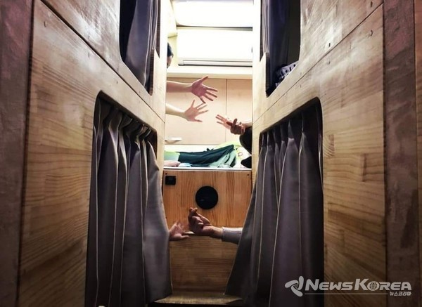 맨 뒷좌석은 참가자들 3~4명이 게임등을 할수 있는 거실 공간으로 활용이 가능하다. @뉴스코리아 백요훈 기자