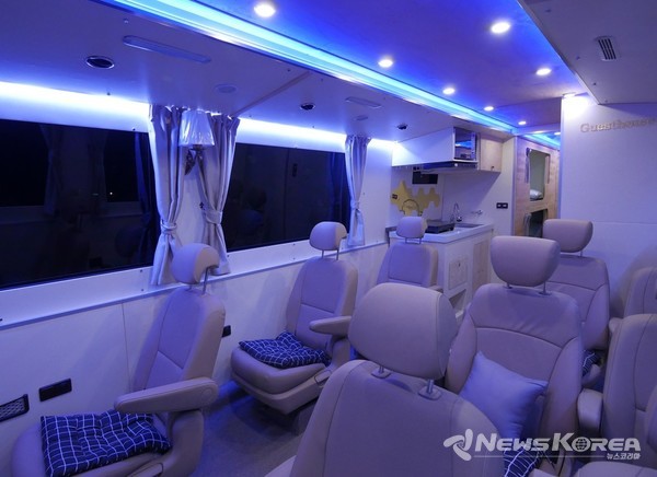 여행지 이동 내내 편안한 좌석에서 여행을 즐길수 있으며, 피곤한 참가자는 버스 뒷편 개인 침실에서 수면을 취할수 있다. @뉴스코리아 백요훈 기자