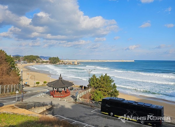 해변 주차장에 주차된 게스트하우스버스, 눈을 뜨면 멋진 해변이 반겨준다. @뉴스코리아 백요훈 기자