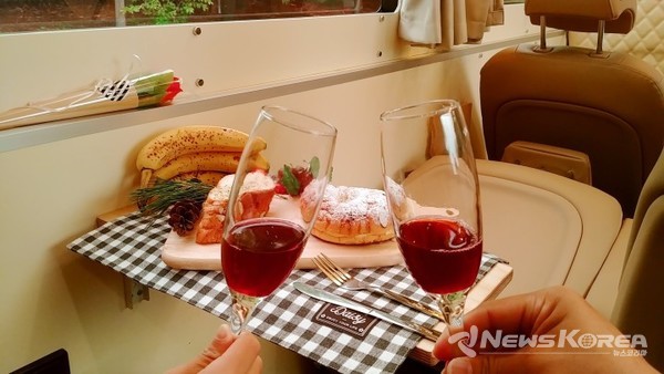 금요일 저녁 목적지가 결정되어 출발하면 동승한 승무원이 제공하는 랜덤간식이 제공된다. @뉴스코리아 백요훈 기자