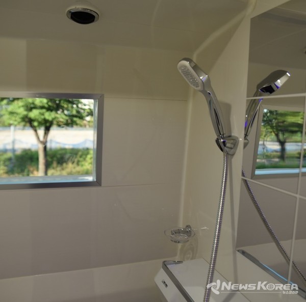 화장실과 샤워실이 갖춰진 게스트하우스버스 @뉴스코리아 백요훈 기자