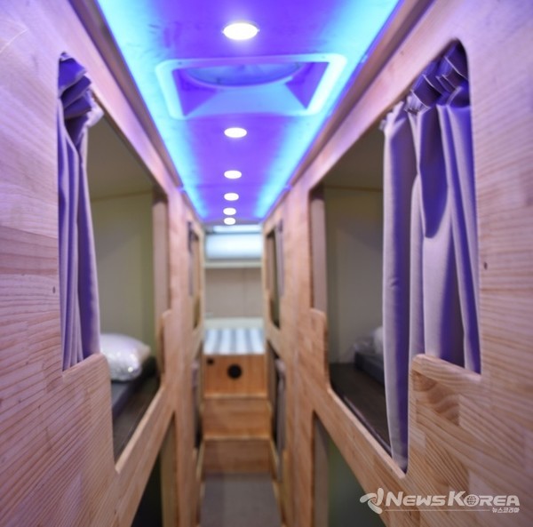 벙커식 2층 침대는 신장 190센티의 건장한 성인남성 기준으로 제작되었다,. @뉴스코리아 백요훈 기자