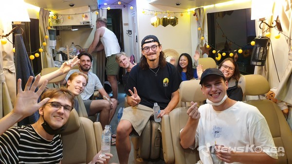 랜덤투어 버스 외국인 이용자들 @뉴스코리아 백요훈 기자