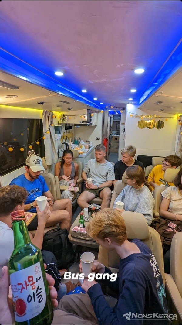 랜덤투어 버스로 여행중인 외국인들 @뉴스코리아 백요훈 기자