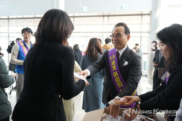 4일 박상돈 천안시장과 이영준 천안시청공무원노동조합 위원장이 직원들에게 여성의 참정권과 노동권을 상징하는 장미꽃 스티커가 부착된 빵을 나눠주고 있다.  @천안시