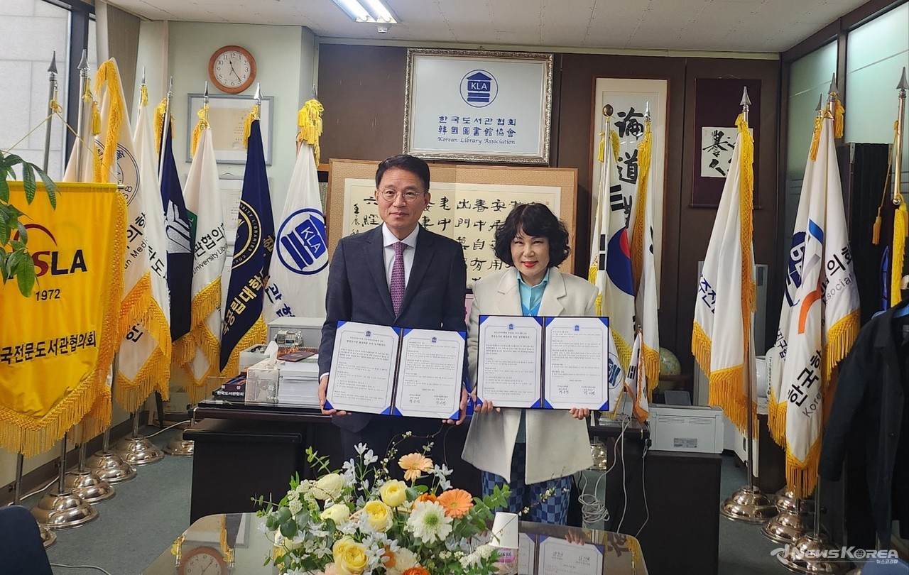 ▲ 사진 : 한국도서관협회(회장 곽승진)와 푸른영웅코리아협회(회장 박미경) 업무협약