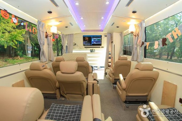 고급스럽게 꾸며진 게스트하우스 버스 실내 @한국관광공사