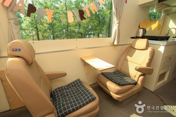 시트를 회전 시키면 일행과 마주보며 도란도란 담소 나누며 여행을 즐길수 있다. @한국관광공사