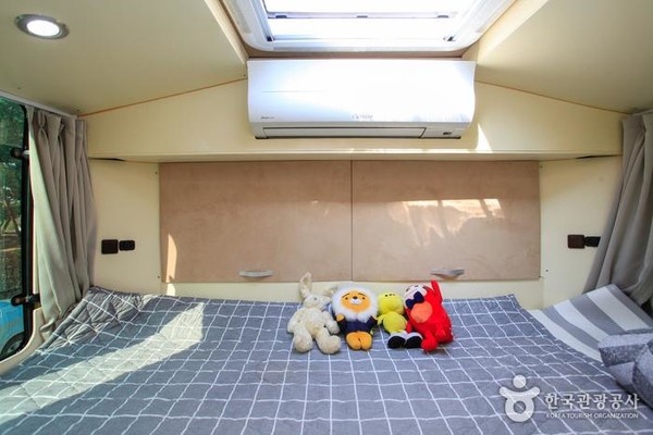 성인2명이 넉넉히 누울수 있는 버스 뒷부분 좌석은 연인, 친구에 한해 오직 2명만이 선택이 가능한 공간으로 선착순 마감 된다. @한국관광공사
