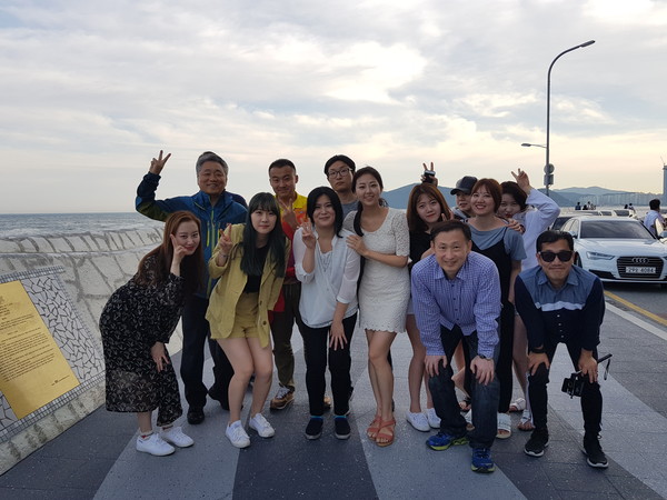 랜덤투어 참가자들이 랜덤으로 부산에 들려 지인들을 만나 함께 기념 촬영을 하고 있다. . @신캡틴의 신나는 여행 제공