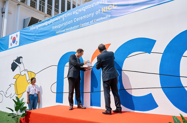 캄보디아 수도 프놈펜의 왕립프놈펜대학교에서 열린 국립창업보육센터(NICC) 개소식에서 장원삼 코이카 이사장(왼쪽)과 항 추온 나론 캄보디아 교육부총리가 양국의 헌신이 깃든 센터라는 의미를 담기 위해 캄보디아 국립창업보육센터의 외벽에 채색을 하고 있다 @코이카