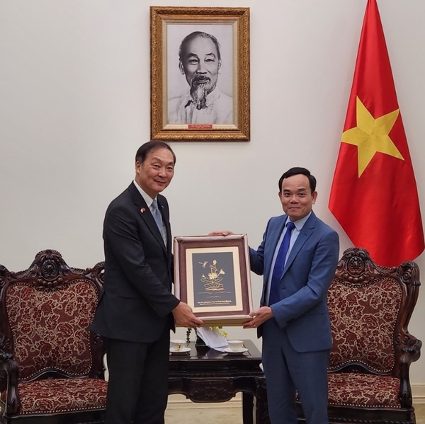 장원삼 코이카 이사장(왼쪽)이 19일 오후(현지시각) 베트남 하노이의 부총리실에서 쩐 르우 꽝 부총리(오른쪽)와 면담을 마치고 기념사진을 촬영하고 있다 @코이카