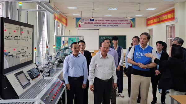 장원삼 코이카 이사장(앞줄 왼쪽에서 세번째)이 17일 오전(현지시각) 코이카가 베트남에 설립한 박장성 한베기술대학을 방문해 직업훈련 설비를 둘러보고 있다 @코이카