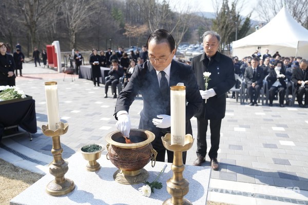 박상돈 천안시장이 22일 천안보훈공원에서 천안함 46용사 추모비에 참배하고 있다. @천안시 제공